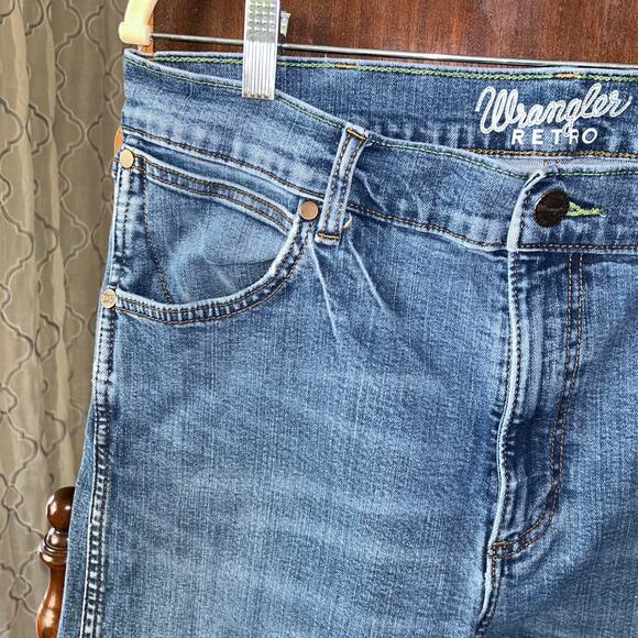 Wrangler Men's 36x32 Retro Slim Straight 'Applewood' jeans in a medium wash - Picture 3 of 8